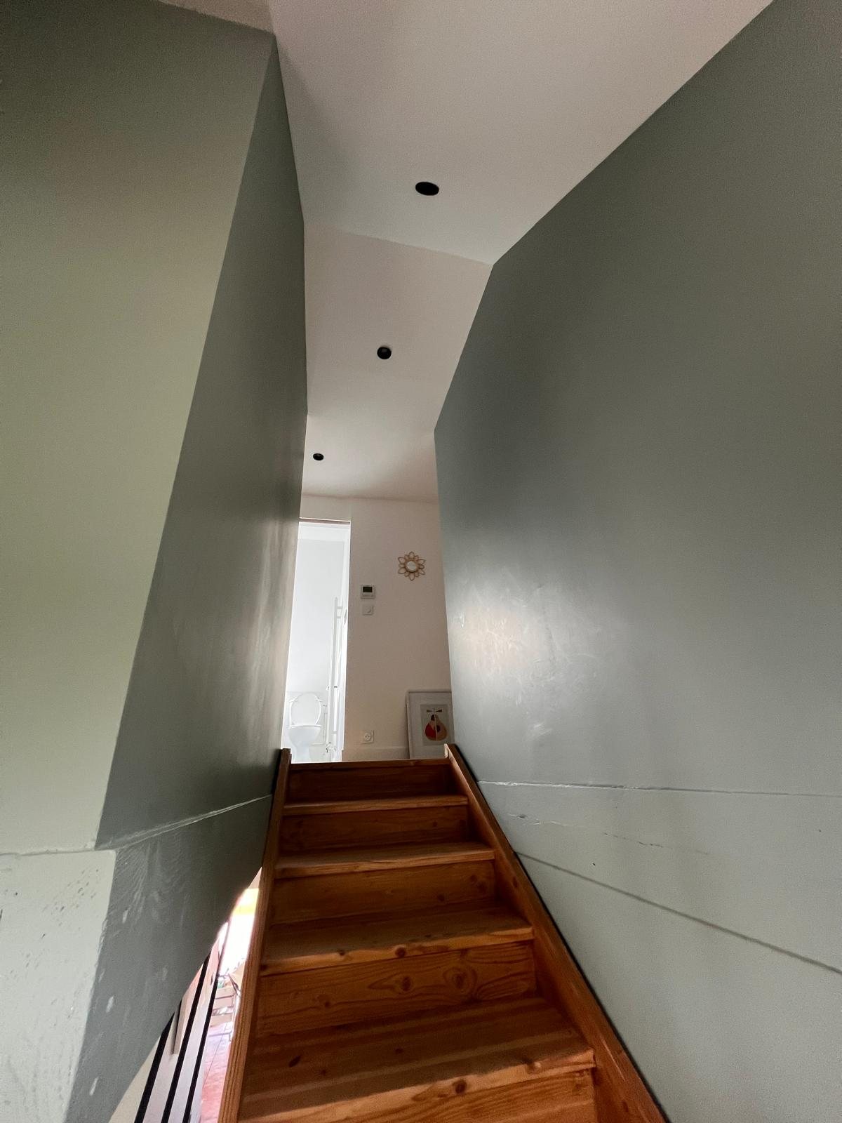 Cage d'escalier peinte