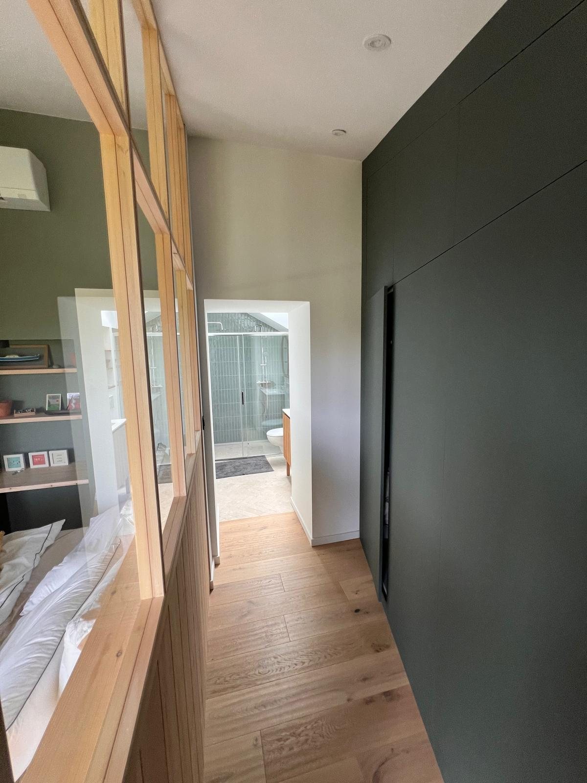Couloir peint en vert profond avec verrière bois, réalisation ALG Peinture